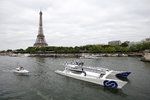 V Paříži vyplula na cestu kolem světa loď Energy Observer.