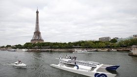 V Paříži vyplula na cestu kolem světa loď Energy Observer.