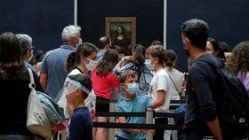Mona Lisa už zase ukazuje svůj úsměv. Slavný Louvre po čtyřech měsících přivítal turisty