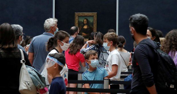 Mona Lisa už zase ukazuje svůj úsměv. Slavný Louvre po čtyřech měsících přivítal turisty