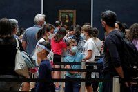 Mona Lisa už zase ukazuje svůj úsměv. Slavný Louvre po čtyřech měsících přivítal turisty