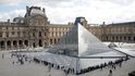 V Paříži se začátkem července se po čtyřech měsících otevřela galerie Louvre.