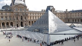 V Paříži se po čtyřech měsících otevřela galerie Louvre, návštěvníci tak znovu mohli obdivovat mimo jiné Monu Lisu (6. 7. 2020)