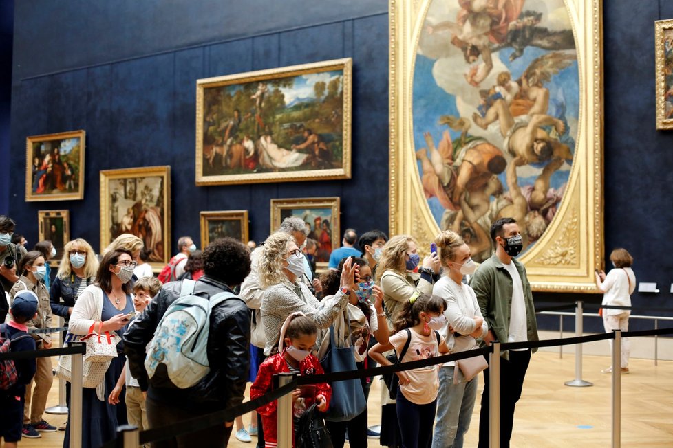 V Paříži se po čtyřech měsících otevřela galerie Louvre, návštěvníci tak znovu mohli obdivovat mimo jiné Monu Lisu (6. 7. 2020).