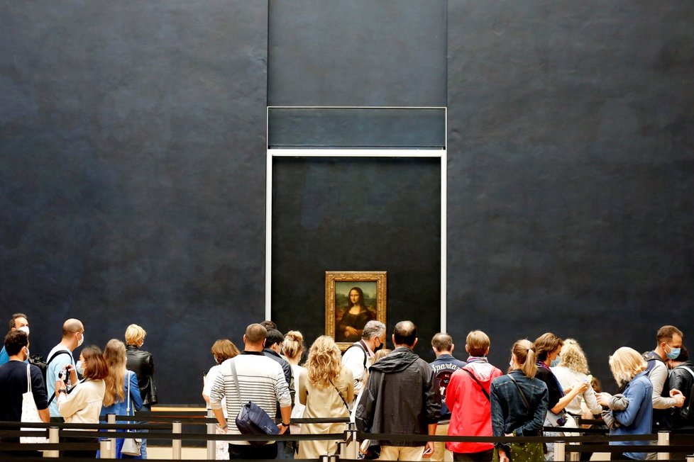 V Paříži se po čtyřech měsících otevřela galerie Louvre, návštěvníci tak znovu mohli obdivovat mimo jiné Monu Lisu (6. 7. 2020).