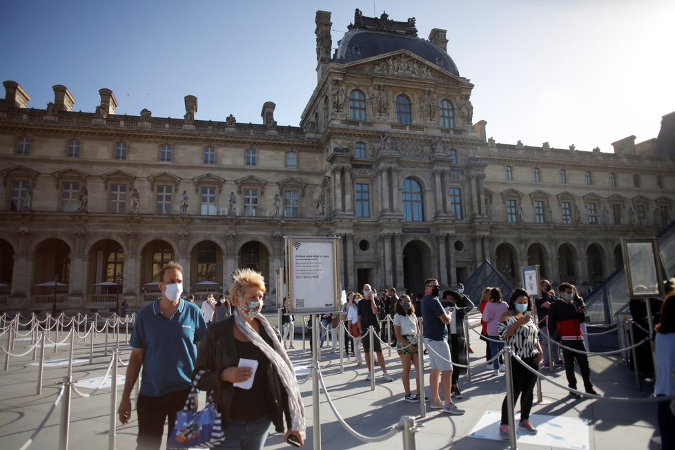 V Paříži se po čtyřech měsících otevřela galerie Louvre, návštěvníci tak znovu mohli obdivovat mimo jiné Monu Lisu (6. 7. 2020).