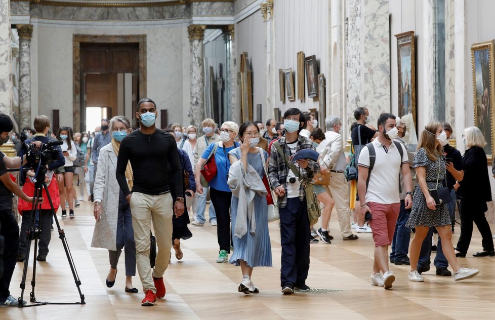 V Paříži se po čtyřech měsících otevřela galerie Louvre, návštěvníci tak znovu mohli obdivovat mimo jiné Monu Lisu (6. 7. 2020).