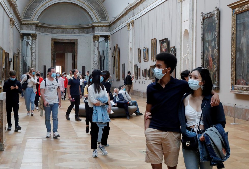 V Paříži se po čtyřech měsících otevřela galerie Louvre, návštěvníci tak znovu mohli obdivovat mimo jiné Monu Lisu (6. 7. 2020).