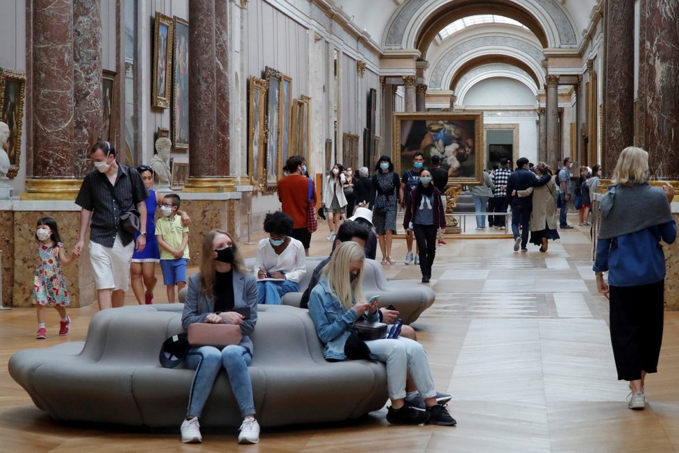 V Paříži se po čtyřech měsících otevřela galerie Louvre, návštěvníci tak znovu mohli obdivovat mimo jiné Monu Lisu (6. 7. 2020).