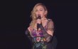 Madonna přerušila koncert, aby promluvila o útocích v Paříži.