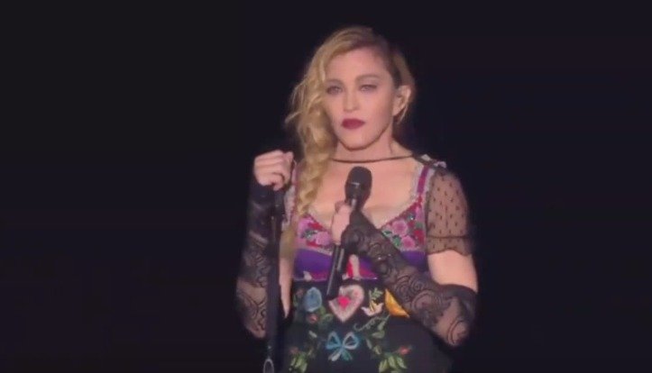 Madonna přerušila koncert, aby promluvila o útocích v Paříži.