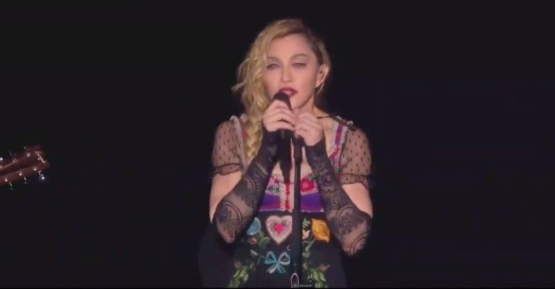 Madonna přerušila koncert, aby promluvila o útocích v Paříži.