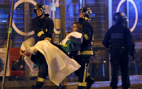 Paříž zažila svůj černý pátek 13. listopadu. Po střelbě islámského komanda zůstali mrtví v ulicích města i v koncertní síni Bataclan. O přeživší se starali záchranáři i hasiči.