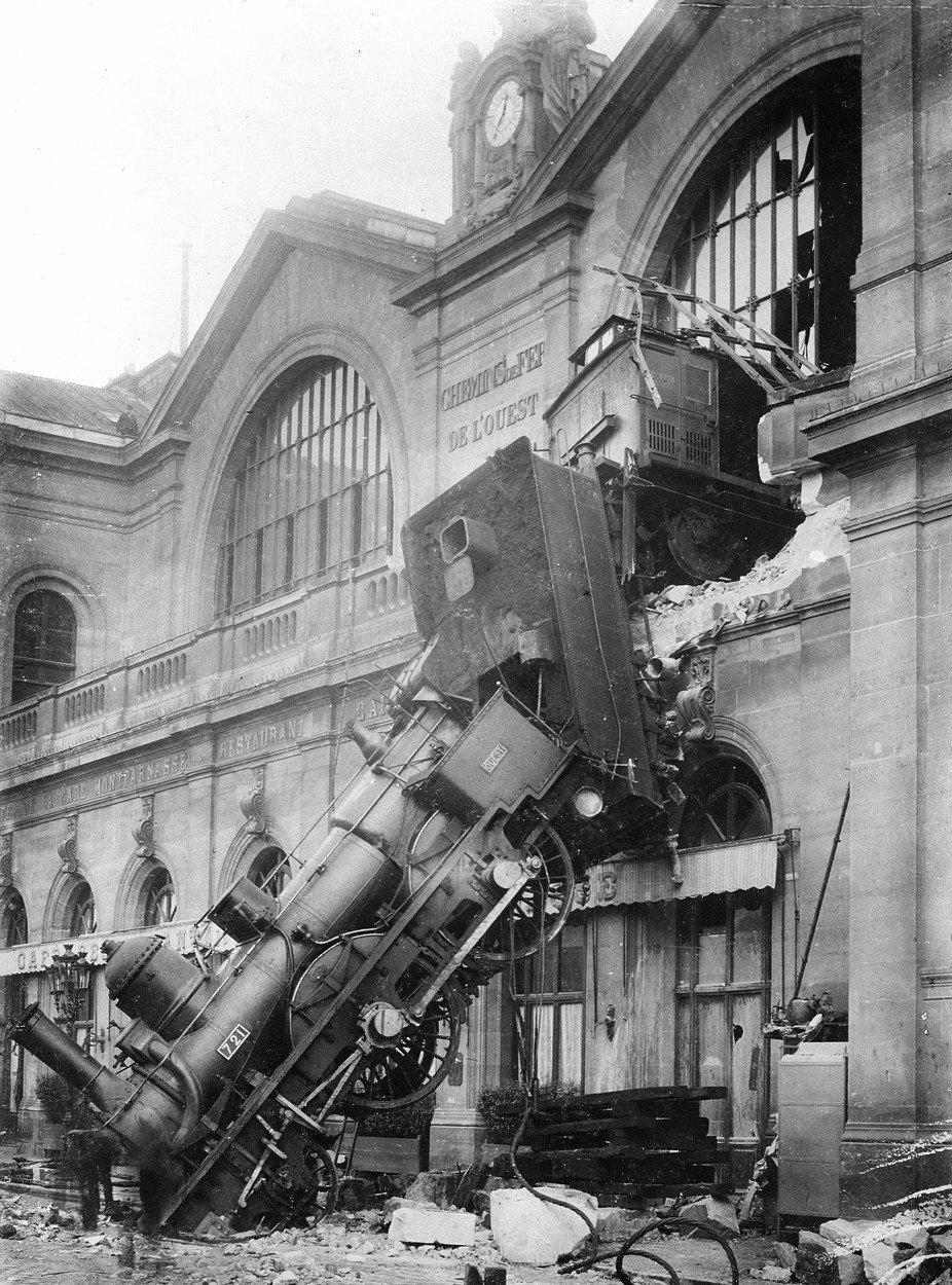 126. let od slavné nehody na pařížském nádraží Montparnasse: Pozor, vyletí lokomotiva!