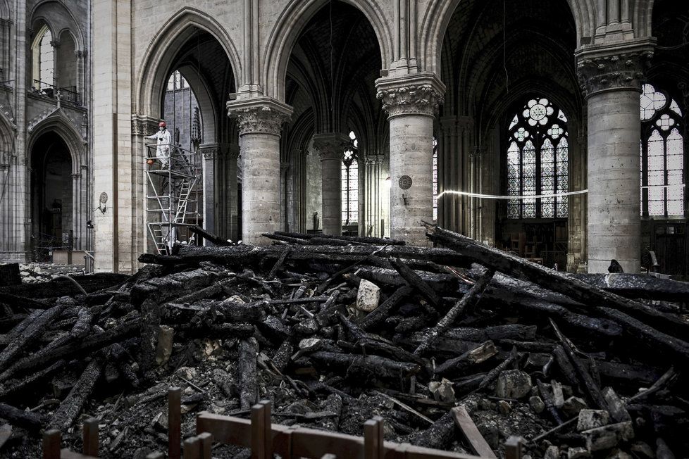 Pohled do lodi vyhořelé katedrály Notre-Dame