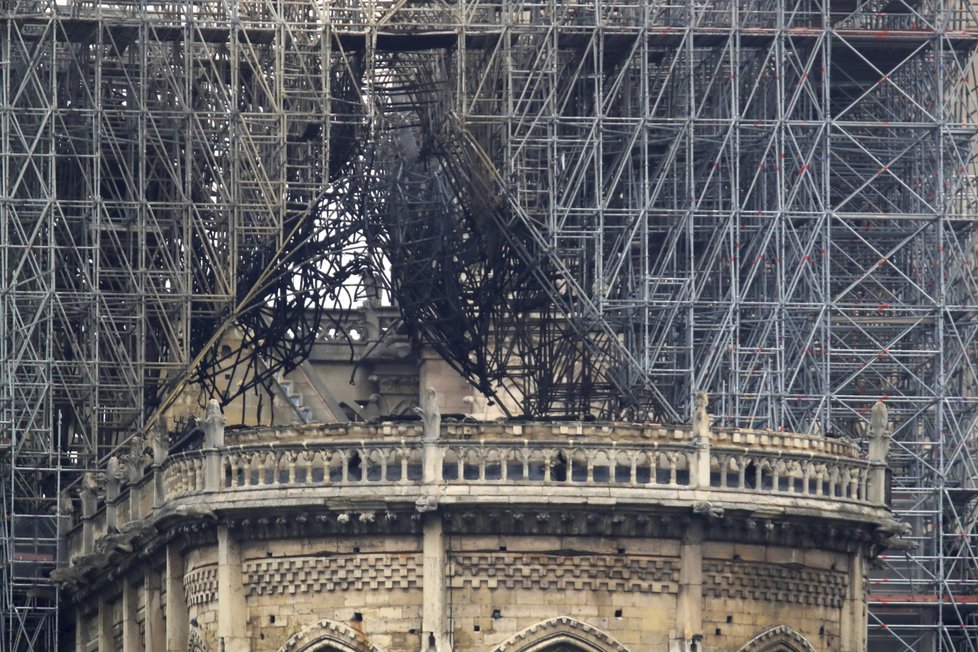 Hasiči vyšetřují požár katedrály Notre-Dame, (16. 4. 2019)