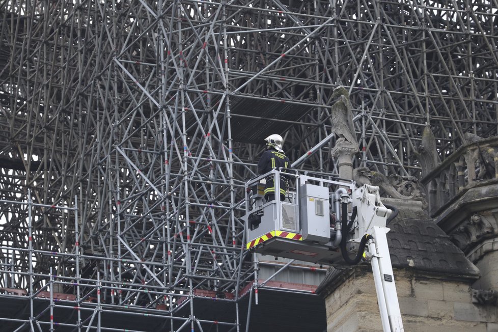 Hasiči vyšetřují požár katedrály Notre-Dame, (16. 04. 2019).