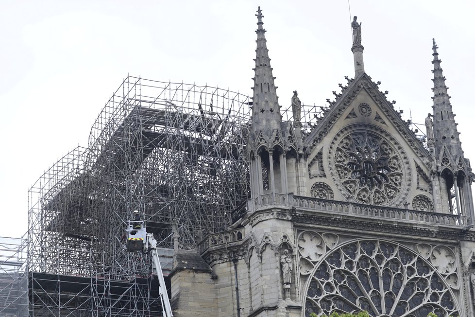 Hasiči vyšetřují požár katedrály Notre-Dame, (16. 04. 2019).