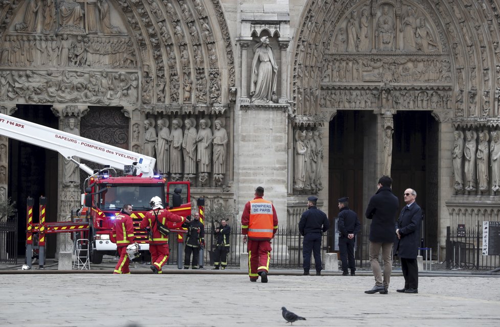 Francouzští hasiči po devíti hodinách zlikvidovali požár pařížské katedrály Notre-Dame, (6. 04. 2019).