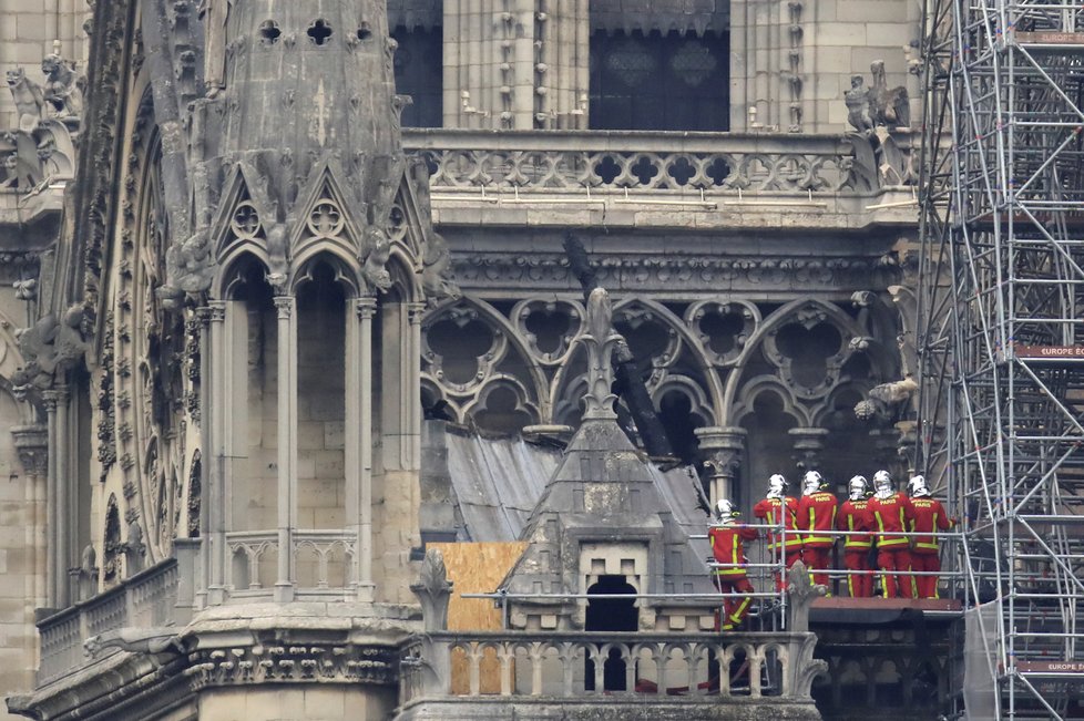 Francouzští hasiči po devíti hodinách zlikvidovali požár pařížské katedrály Notre-Dame. (6.04.2019)