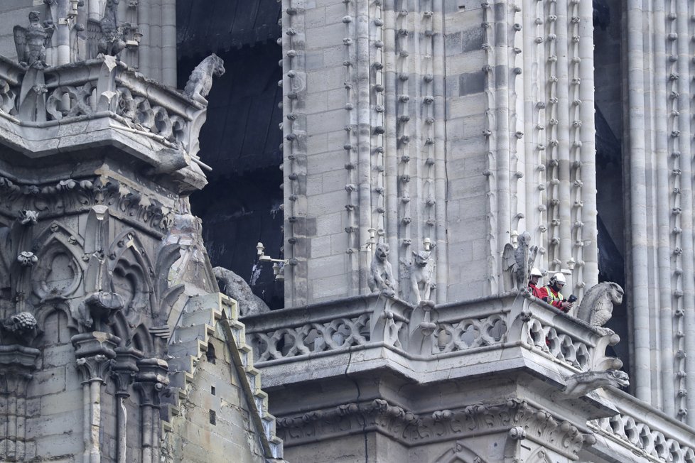 Požár Notre-Dame mají hasiči pod kontrolou, podle náměstka ministra vnitra však ještě není zcela uhašen, (16. 4. 2019).