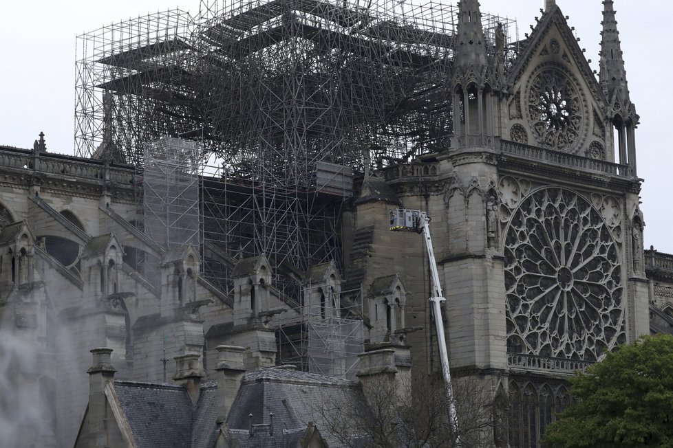 Požár Notre-Dame mají hasiči pod kontrolou, podle náměstka ministra vnitra však ještě není zcela uhašen, (16. 4. 2019).