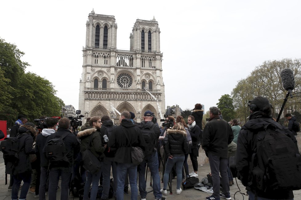 Lidé se chodí dívat na vyhořelou katedrálu Notre-Dame, (16. 4. 2019).
