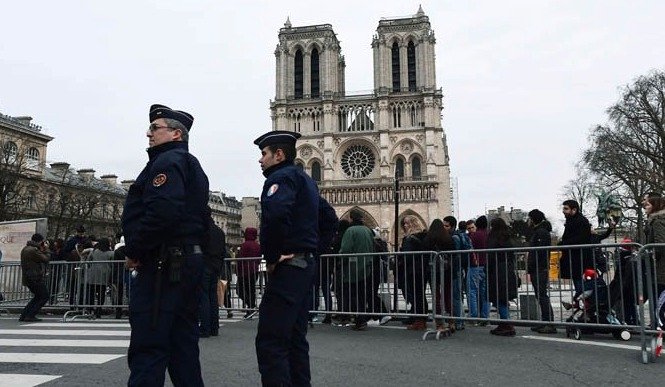 U pařížské katedrály Notre-Dame zazněla střelba.