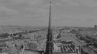 Detailní fotografie věžičky Notre-Dame z roku 1975, jak už ji neuvidíte. Nahradí ji moderní řešení?