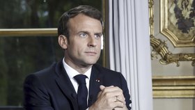Francouzský prezident Emmanuel Macron v proslovu „den poté", co vzplála katedrála Notre-Dame