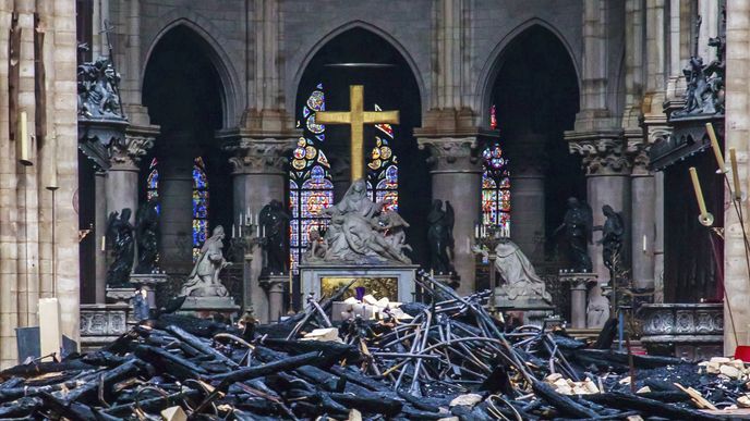 Katedrálu Notre-Dame zachvátily před dvěma měsíci plameny, ničily i cenné artefakty.