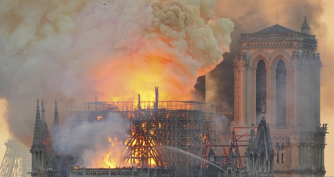 Katedrálu Notre-Dame zachvátily plameny, ničily i cenné artefakty