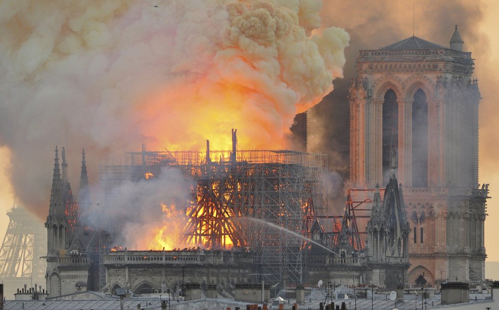 Katedrálu Notre-Dame zachvátily plameny, ničily i cenné artefakty.