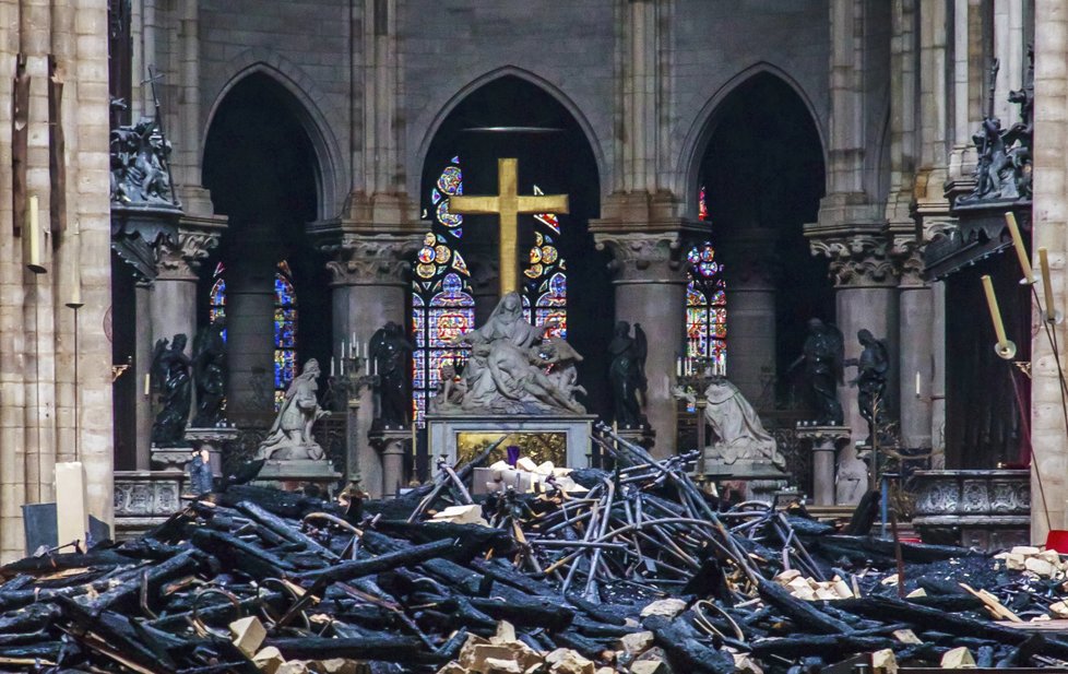 Katedrálu Notre-Dame zachvátily plameny, ničily i cenné artefakty.
