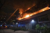 Obří požár a exploze bytovky v Paříži: S plameny bojovala stovka hasičů