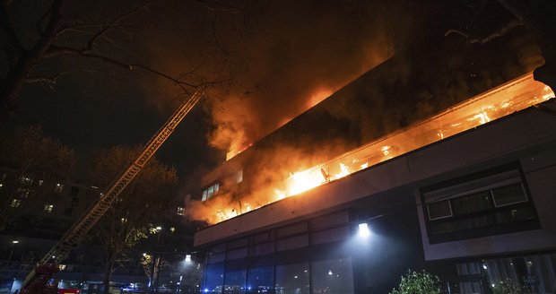 Obří požár a exploze bytovky v Paříži: S plameny bojovala stovka hasičů