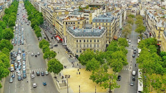 V Paříži prošlo obří zdražení parkovného pro SUV. Ale jen pro návštěvníky
