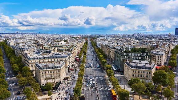 Paříž bude od řidičů SUV vybírat vyšší parkovací poplatky kvůli znečištění