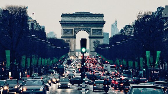 Řidiči odsuzují chaos, který v Paříži způsobilo omezení rychlosti na 30 km/h