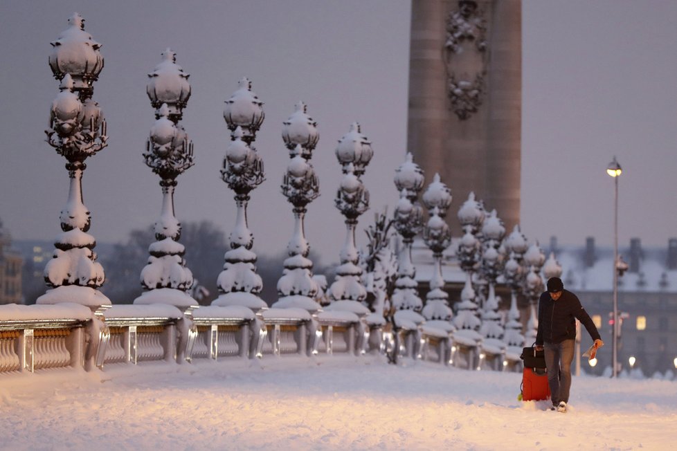 Paříž se potýká s přívaly sněhu