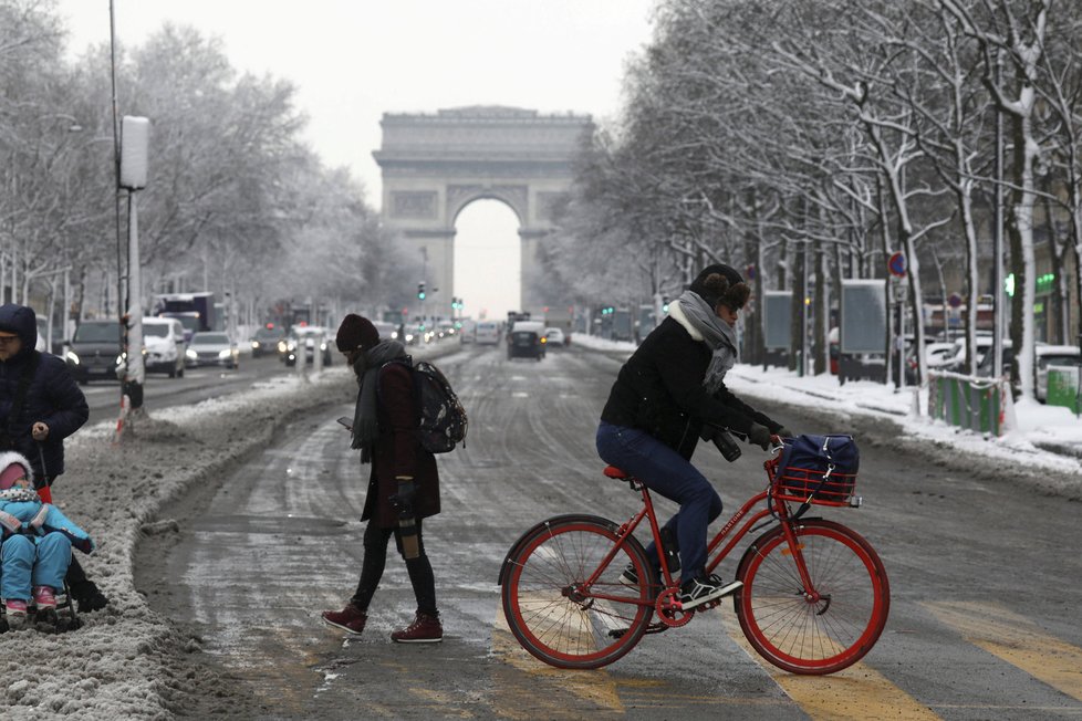 Paříž se potýká s přívaly sněhu. Problémy nastaly i v dopravě