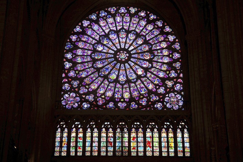 Rozetové vitrážové okno na severní fasádě přežilo požár Notre-Damu.