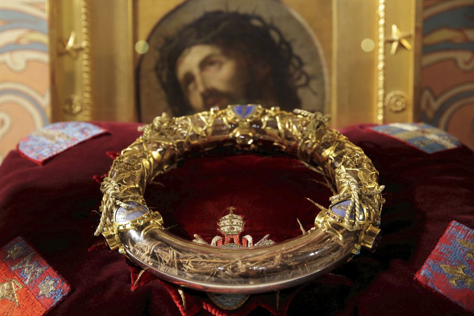 Hasičům se podařilo z hořícího Notre-Damu zachránit například i cennou trnovou korunu.