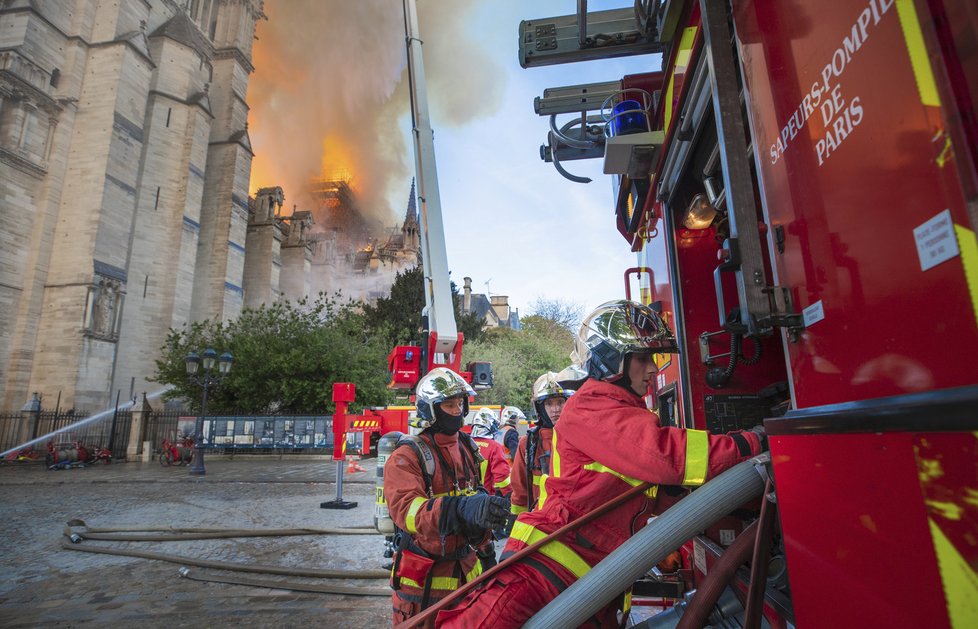 Požár zdevastoval část pařížské katedrály Notre-Dame, (16.04.2019).