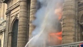 V Paříži hořel kostel svatého Sulpicia.