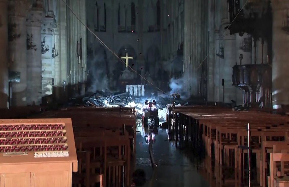 Vyhořelá katedrála Notre-Dame.