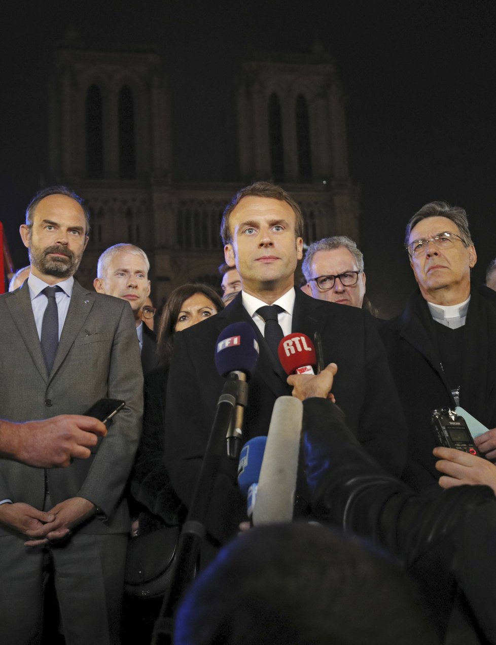 Francouzský prezident Macron před katedrálou Notre-Dame.