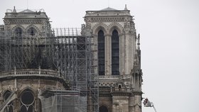 Požár katedrály Notre-Dame mají hasiči pod kontrolou, není však ještě zcela uhašen. (16. 4. 2019)