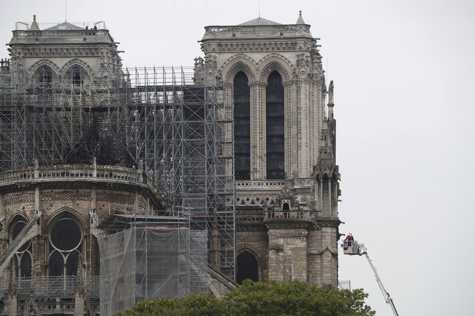 Požár Notre-Dame mají hasiči pod kontrolou, podle náměstka ministra vnitra však ještě není zcela uhašen, (16. 04. 2019).