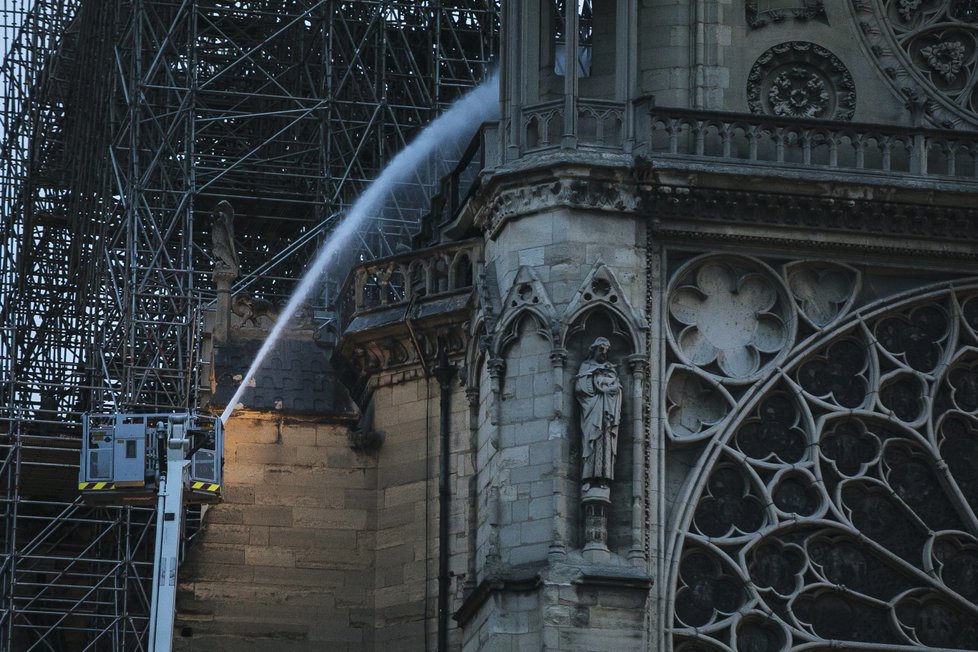 Požár Notre-Dame mají hasiči pod kontrolou, podle náměstka ministra vnitra však ještě není zcela uhašen. (16.04.2019)